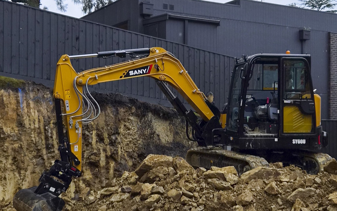 The 20 tonne machine working the cut