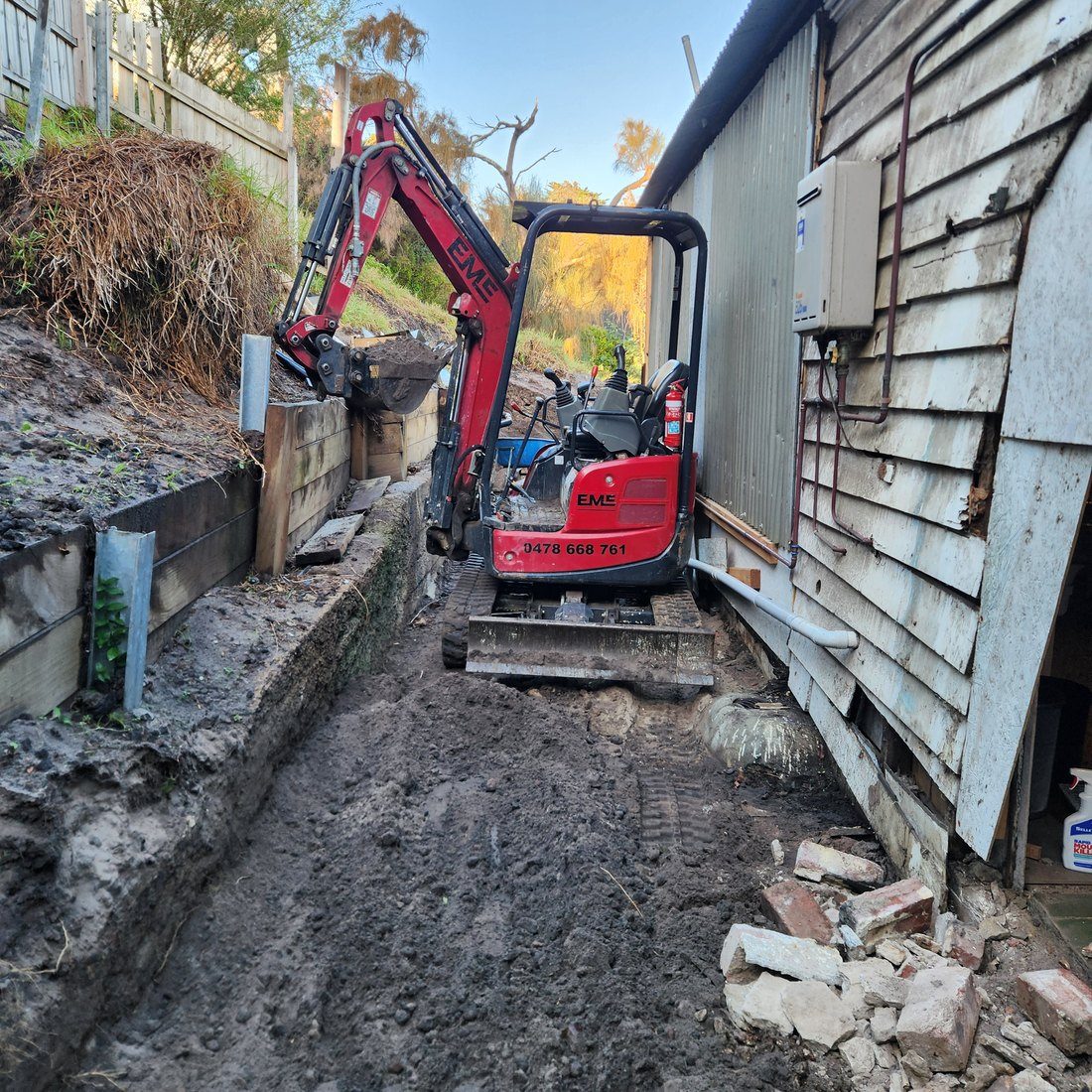 The 2.5 tonne excavator working in the corridor beside the house