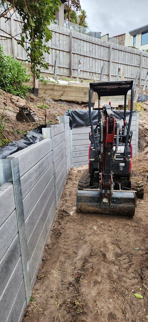 Concrete sleepers going in between the steel posts