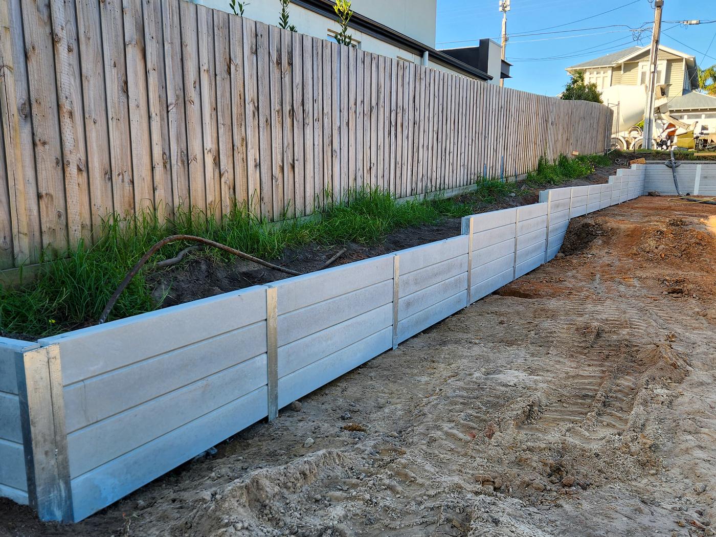 Sleeper wall carrying a driveway edge